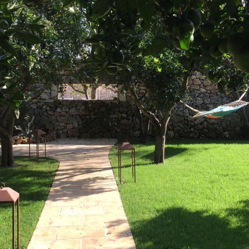 Puglia-Masseria-Trapana-courtyard_large